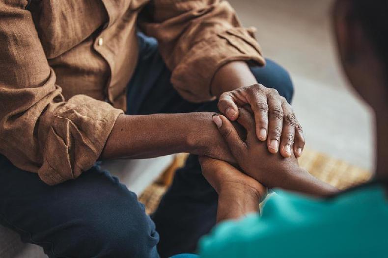 Grupo de mulheres, a maioria negras, se uniu para solucionar problemas sem recorrer a milicianos (foto: Getty Images) Mulheres segurando mãos