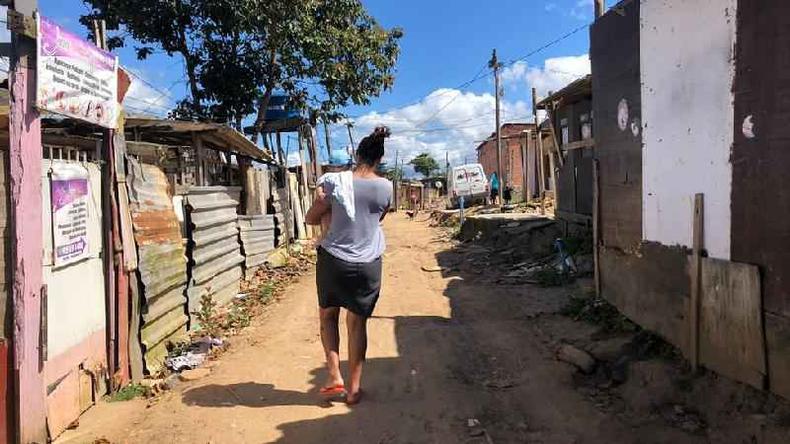 Suzane de Oliveira andando na comunidade