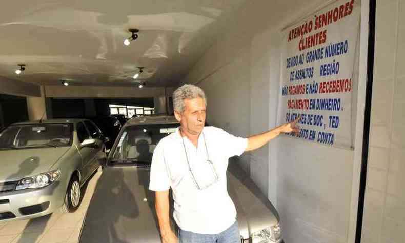 Fernando Marandola, dono de agncia na Cristiano Machado, colocou aviso na entrada da loja: pagamentos, s por transaes bancrias(foto: Fotos: Juarez Rodrigues/EM/D.A Press)