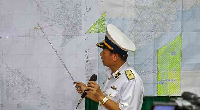 Comandante da marinha vietnamita Le Minh Thanh indica no mapa local de busca de possveis destroos do voo MH370(foto: LE QUANG NHAT/AFP)