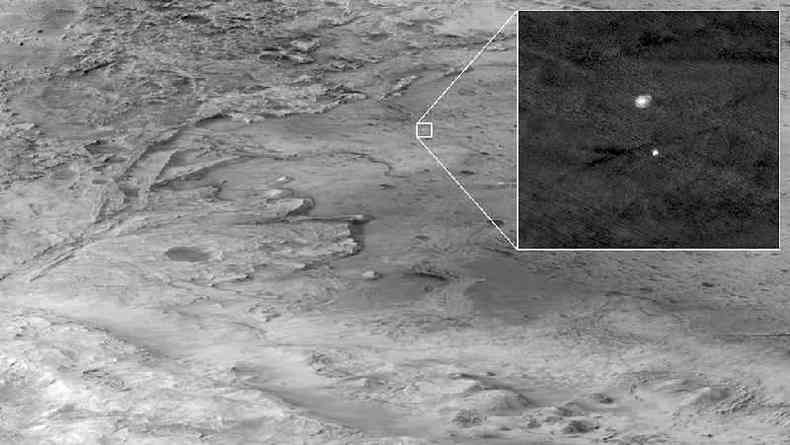 Na imagem ampliada, a Perseverance pode ser vista descendo para a cratera Jazero com a ajuda de um paraquedas.(foto: NASA/JPL-Caltech/University of Arizona)