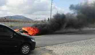 Homem ateia fogo em pneus na BR-232, em Caruaru, PE(foto: Divulgao/PRF/PE)