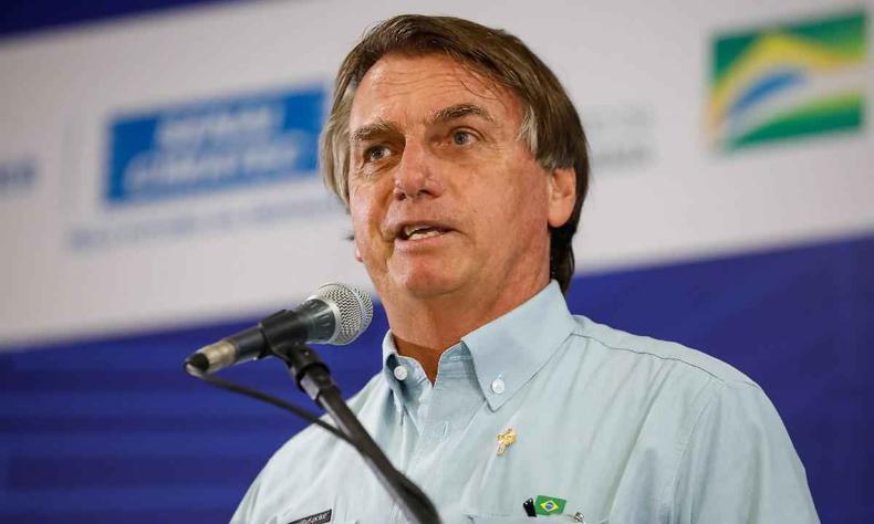 Jair Bolsonaro fala ao microfone