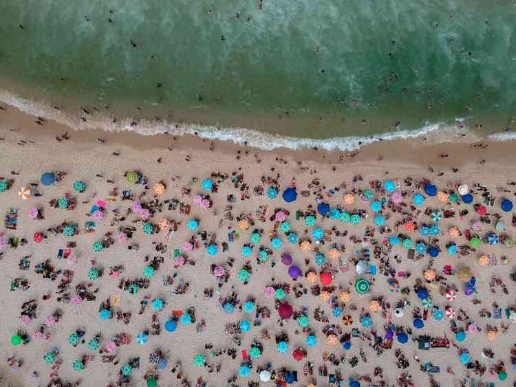 banhistas na praia de Copacabana