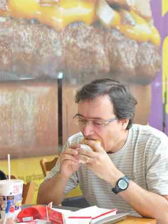 Mesmo dizendo no ser consumidor frequente, Henrique Bibiano reconhece a praticidade do fast food: como ele, quase 10% dos mineiros admitem substituir uma refeio por sanduches, pizzas e salgados(foto: Marcos Michelin/EM/DA Press)