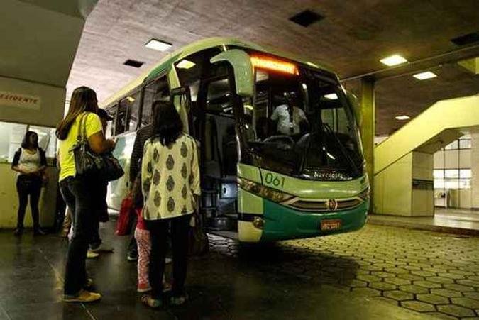 Passageiros embarcam na rodovi�ria de BH. Com passagem mais cara, alguns v�o ter de mudar rotina (foto: Angelo Pettinati/Esp. EM)