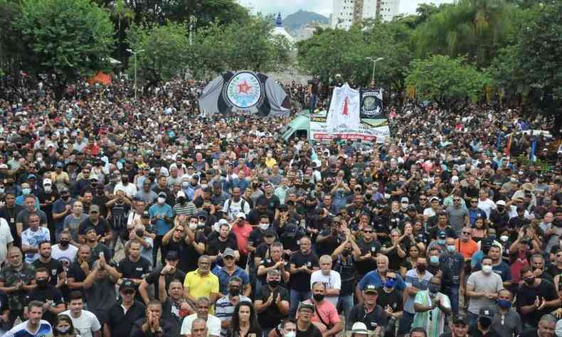 Policiais de Minas em assembleia para iniciar paralisao