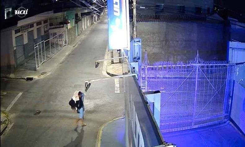 Suspeito de estupro de incapaz carrega a vítima, que estava desacordada. Homem segue preso(foto: camêra de segurança/reprodução) Suspeito de estupro