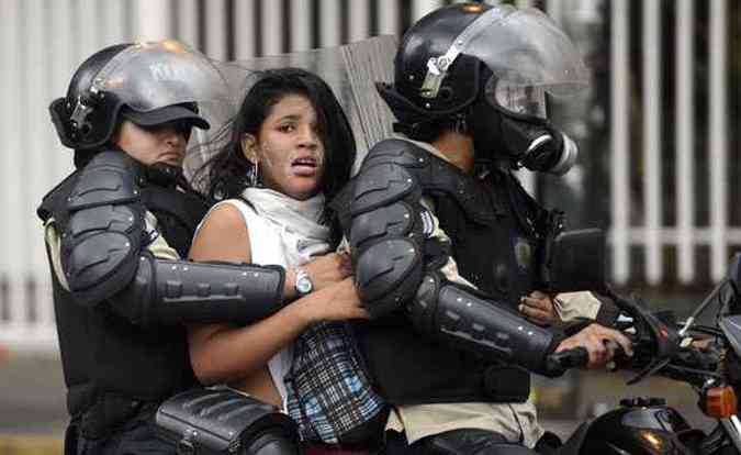 Maduro responde aos protestos com maior rigidez da polcia e muitas prises de manifestantes(foto: LEO RAMIREZ/AFP)