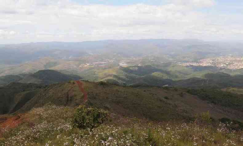 Foto da Serra do Curral, com vegeta