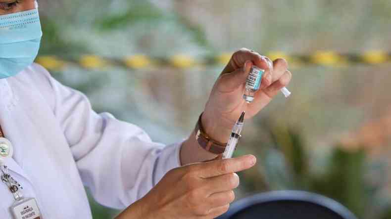 Natrcia vacina pessoas com 29 anos contra a COVID(foto: Walterson Rosa)