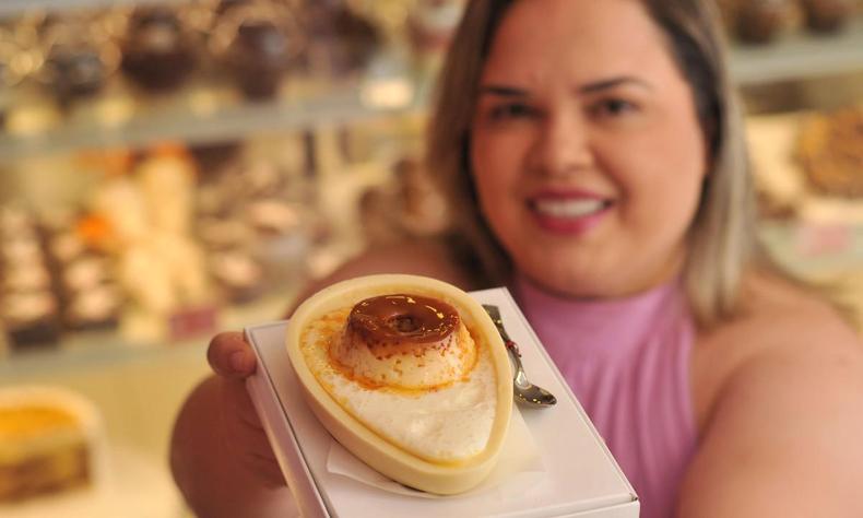 Confeitaria do Buritis faz sucesso nas redes com doces diferentes(foto: Tulio Santos/E.M/D.A Press) Luciana Farias, proprietária da confeitaria, segurando um ovo de páscoa de pudim