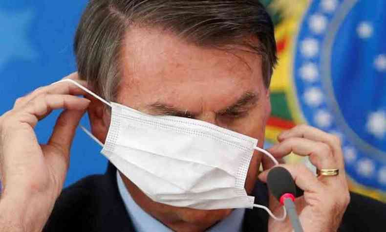 O famoso momento: Bolsonaro embola-se todo para colocar mscara contra COVID-19(foto: Reproduo/redes sociais)