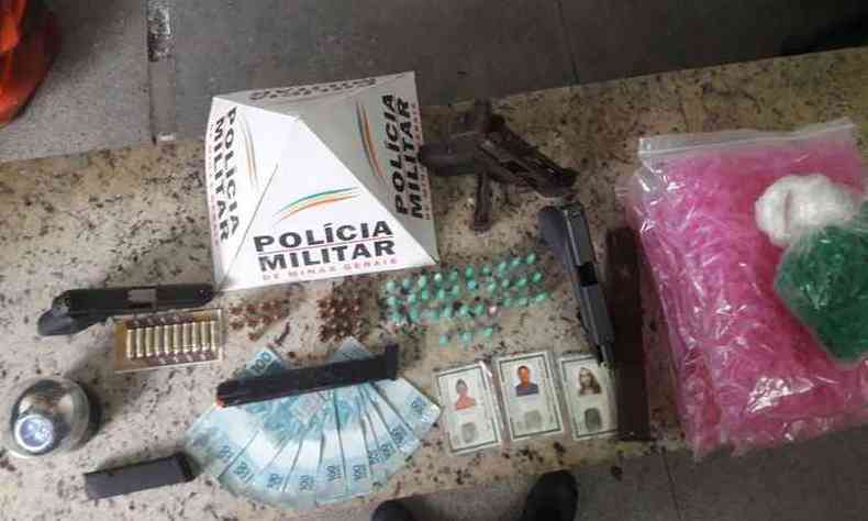 As drogas e armas foram apreendidas pelos policiais no local conhecido como Favelinha(foto: PMMG/Divulgao)