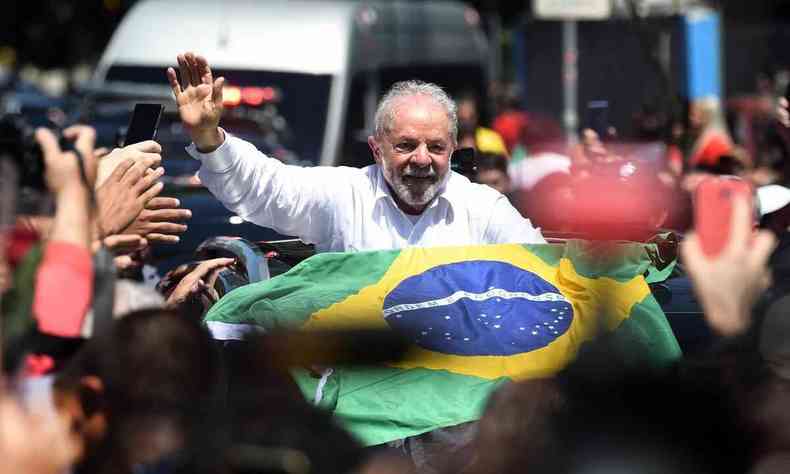 O presidente eleito Luiz Incio Lula da Silva, do PT. no meio da multido durante visita a BH
