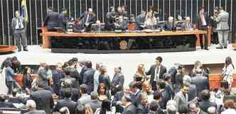 Em meio a um debate acirrado, a votao do texto sobre a regulamentao dos portos, que visa  modernizao do setor, foi suspensa na quarta-feira (foto: Fbio Rodrigues Pozzebom/Agncia Brasil)