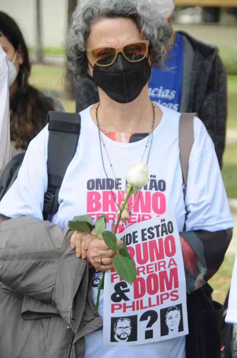Mulher de pele branca, com cabelos grisalhos e cartaz escrito 'Onde esto Bruno Pereira e Dom Phillips?'