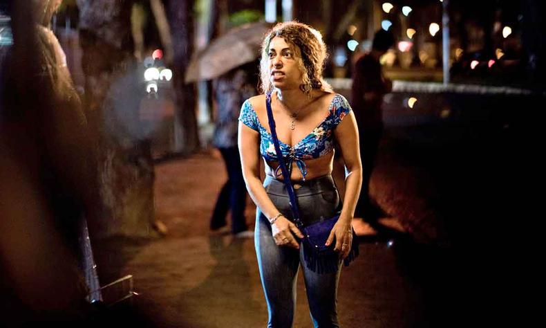 Samantha Schmütz volta a viver a frentista que ganhou inesperadamente uma herança milionária, no longa dirigido por Pedro Antônio, filho do cineasta mineiro Paulo Thiago(foto: Downtown/Paris/Divulgação ) De top e calça colada, Selminha faz cara de desespero em cena de tô ryca 2