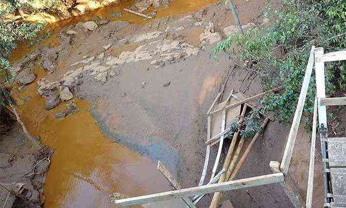 Rejeitos atingiram dois crregos afluentes do Rio Itabirito que, por sua vez, desagua no Rio das Velhas (foto: Euller Jnior/EM/D.A.Press)