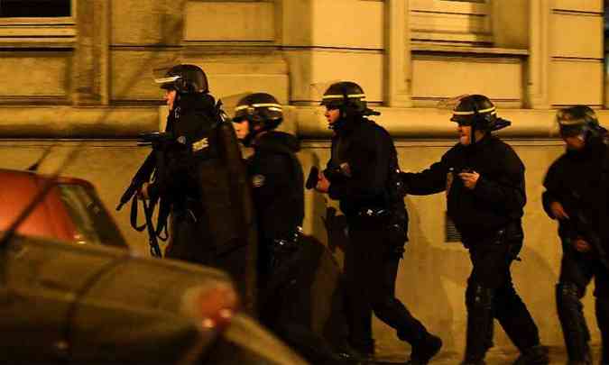 Segurana foi reforada em Paris aps ataque que deixou policial morto (foto: AFP / FRANCK FIFE )
