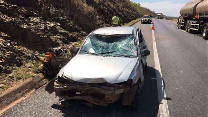 Na BR-040, andarilho foi atropelado por um carro e morreu(foto: Polcia Rodoviria Federal (PRF) / Divulgao )