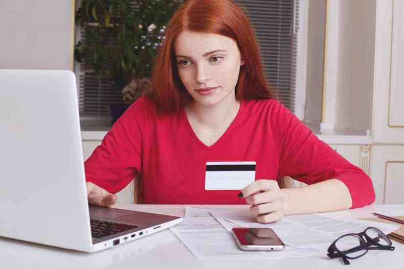 Mulher fazendo compras on-line