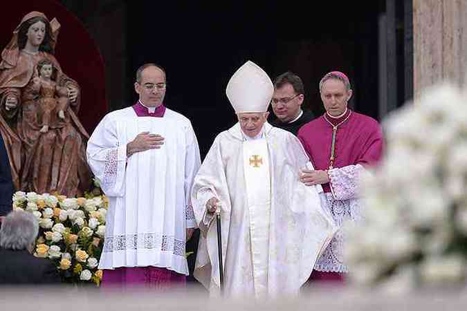 Papa-emrito Bento XVI tambm participou da canonizao (foto: Filippo Monteforte/AFP )