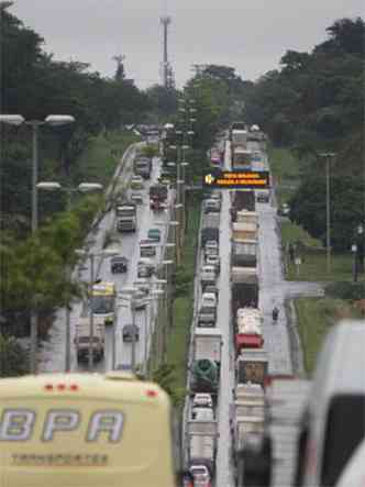 Congestionamentos foram registrados em vrios pontos da capital(foto: Edsio Ferreira/EM/DA Press)