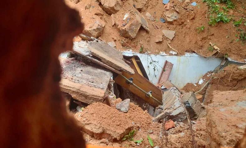 Lama e deslizamento de terra em cemitrio com caixo destrudo