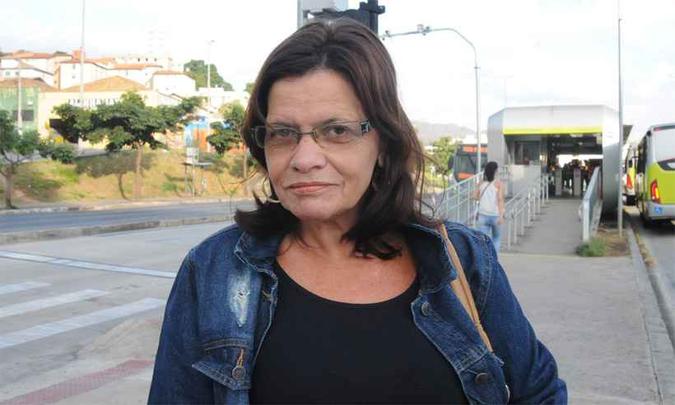 O embarque na Odilon Behrens foi dificultado pelos furtos de cabos. 'Já tem mais de uma semana que está um caos', conta Elizabeth Almeida (foto: Túlio Santos/EM/DA Press) O embarque na Odilon Behrens foi dificultado pelos furtos de cabos. 'Já tem mais de uma semana que está um caos', conta Elizabeth Almeida (foto: Túlio Santos/EM/DA Press)