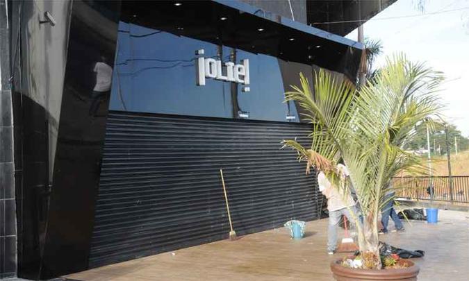 Entrada da boate Jolie!, cena do tiroteio, que teria como motivação uma briga no interior da casa noturna (foto: Paulo Filgueiras/EM/DA Press) Entrada da boate Jolie!, cena do tiroteio, que teria como motivação uma briga no interior da casa noturna (foto: Paulo Filgueiras/EM/DA Press)