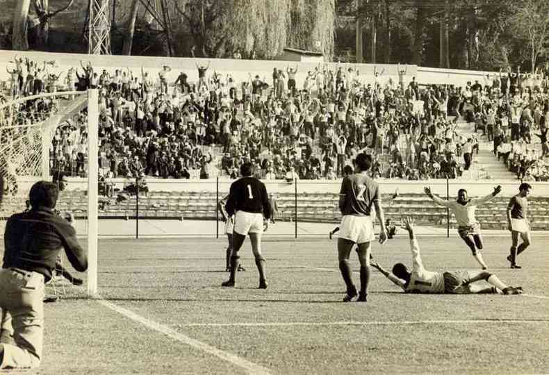 O craque abre os braos e comemora gol no jogo entre Brasil e Mxico, pela Copa de 1962, no Chile, onde ele se sagraria, com a Seleo, bicampeo mundial