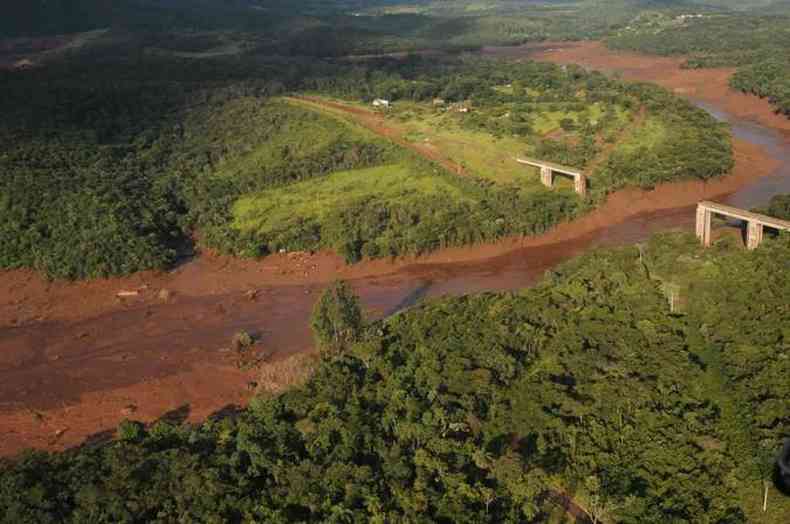 De propriedade da mineradora Vale, a barragem 1, situada na mina do Crrego do Feijo, em Brumadinho, deixou pessoas mortas, desaparecidos e uma devastao ambiental(foto: Tlio Santos/EM/D.A Press )