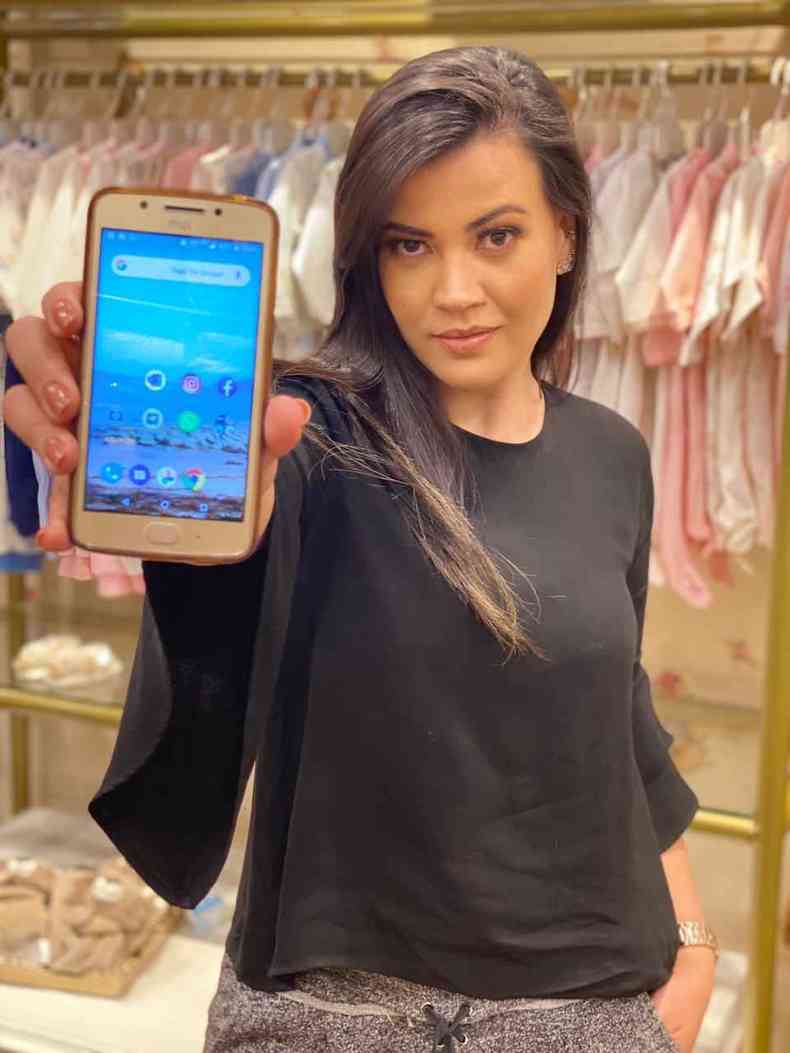 Comerciante Fabrcia Alves de Faria, da loja de roupas e artigos infantis, lembrou da poca do Orkut e recorreu ao sistema online para incrementar as vendas(foto: Arquivo pessoal)