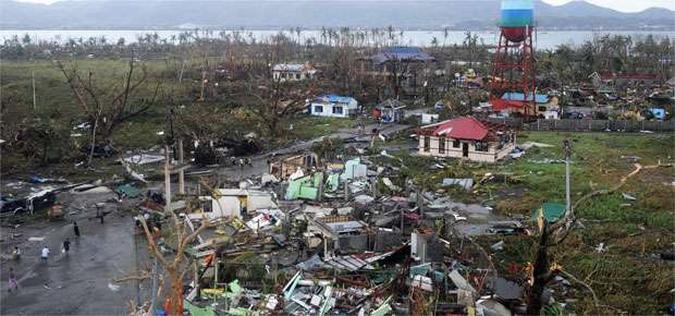 A tempestade devastou o local e deixou mais de 100 mortos até o momento(foto: NOEL CELIS / AFP) A tempestade devastou o local e deixou mais de 100 mortos até o momento(foto: NOEL CELIS / AFP)