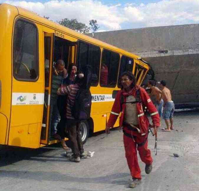 Um ônibus foi atingido e alguns passageiros ficaram feridos(foto: Ana Caroline Caetano/Divulgação)