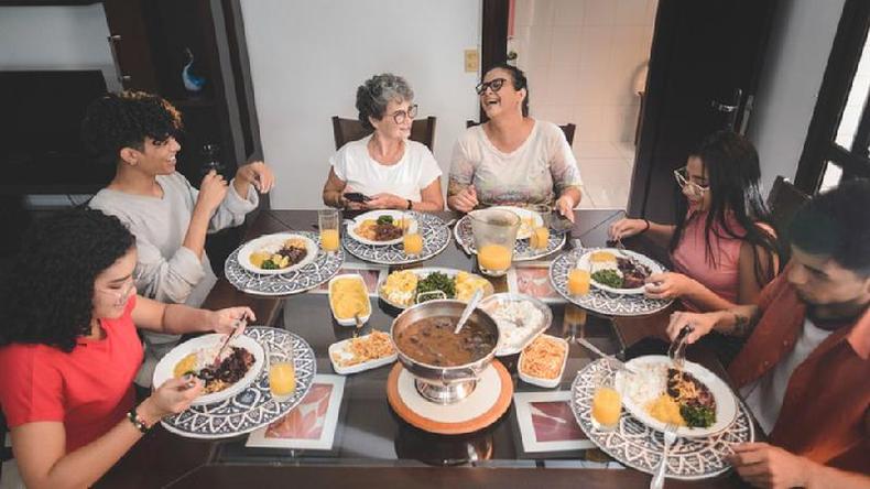 Famlia almoando junta