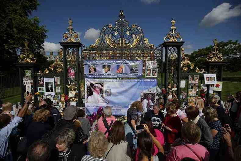 As homenagens seguem ao longo do dia no Palcio Palcio Kensington, em Londres (foto: Daniel LEAL-OLIVAS/AFP)