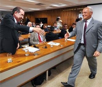 Ap�s a discuss�o os senadores se cumprimentaram durante � reuni�o(foto: Geraldo Magela/ Ag�ncia Senado )