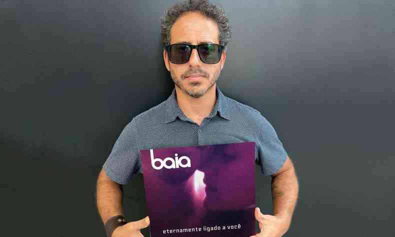 O cantor e compositor Mauricio Baia segura a capa de seu disco