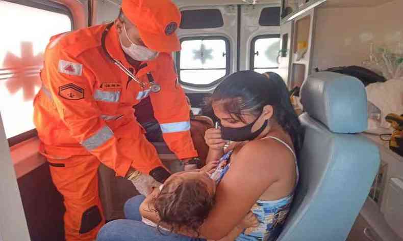 Depois da orientao por telefone, o resgate do bombeiro foi at a residncia para conduzir o beb ao hospital