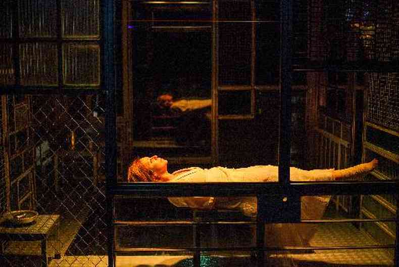 Lucienne Guedes em cena de Enquanto ela dormia, mais recente espetculo do Teatro da Vertigem, com direo de Eliana Monteiro(foto: Mayra Azzi/Divulgao)