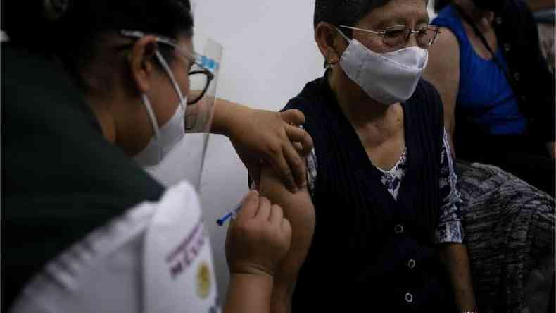 Governo tem sido criticado pela lentido no lanamento de vacinas(foto: EPA)