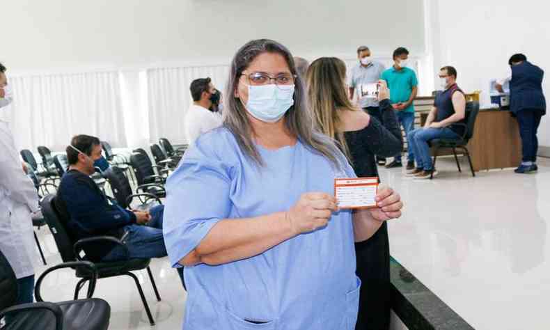 Adriana recebeu um carto com os dados da vacina(foto: Ascom/divulgao)