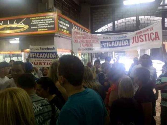 Amigos e familiares da menina M.E. protestaram no Mercado Central contra a entrega da menina aos pais biológicos(foto: Arquivo Pessoa) Amigos e familiares da menina M.E. protestaram no Mercado Central contra a entrega da menina aos pais biológicos(foto: Arquivo Pessoa)