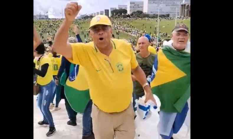 Milito gravou vdeo ao subir a rampa do Congresso Nacional: 'Viva a liberdade'