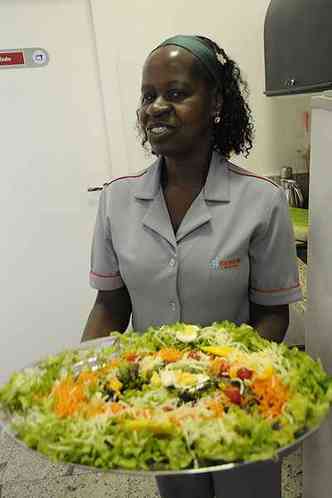 A copeira Margarete Rochedo tambm fatura vendendo os lanches que prepara em casa(foto: Jair Amaral/EM/D.A Press)