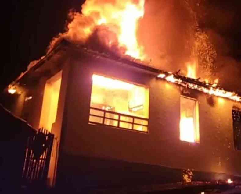 Residncia em chamas em incndio em Monte Belo no Sul de Minas