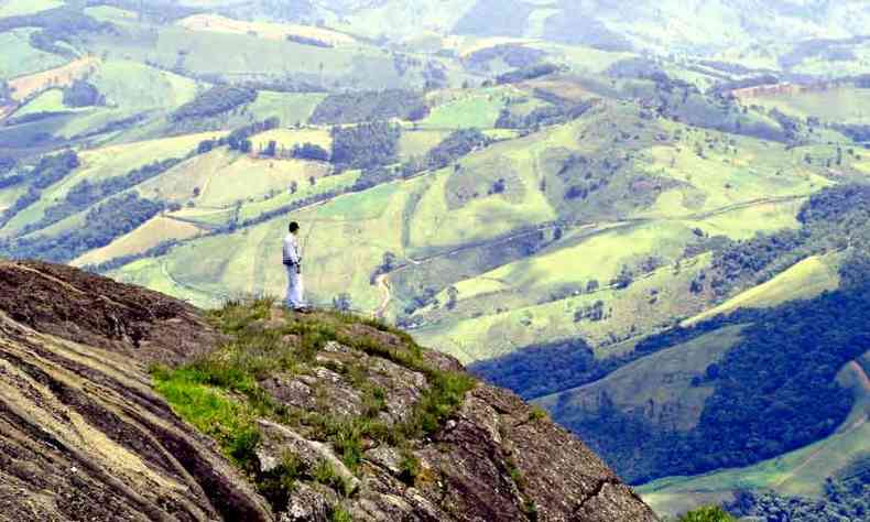 Do alto do Pico do Selado, avista-se a bela paisagem da cadeia de ontanhas da Serra da Mantiqueira