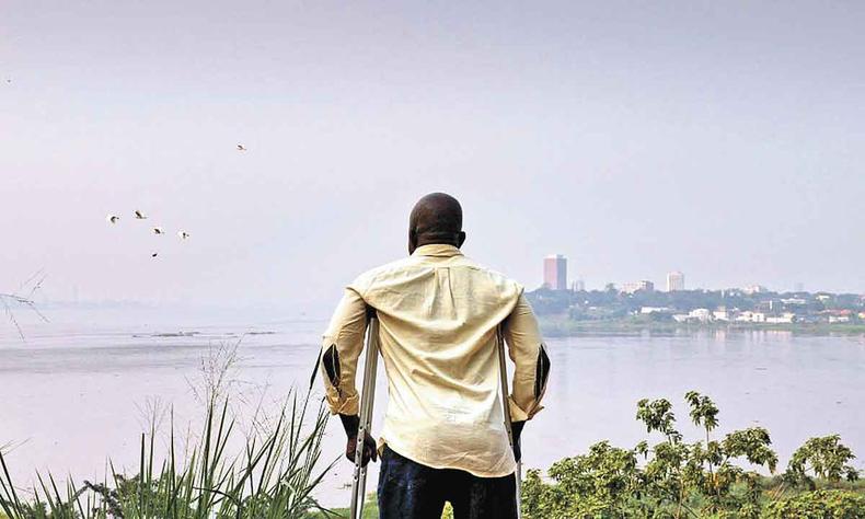 cena do filme Navegando at Kinshasa (2020), de Dieudo Hamadi
